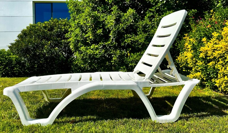 Toptan Ayarlanabilir Beyaz Plastik Şezlong – UV Katkılı, Dayanıklı - İstanbul Otel Malzemeleri